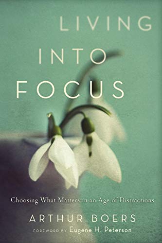 Living into Focus: Choosing What Matters In An Age Of Distractions von Brazos Press